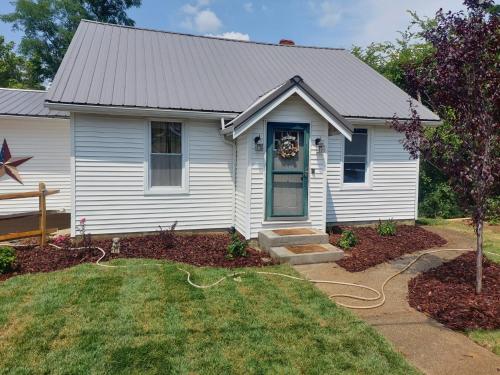 5BR Home Pets Allowed by ARK Experience — 4-Star Luxury Hotel in Williamstown, United States