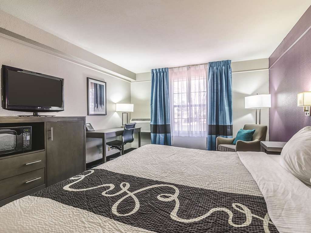 La Quinta Inn & Suites by Wyndham Kansas City Airport - photo 32
