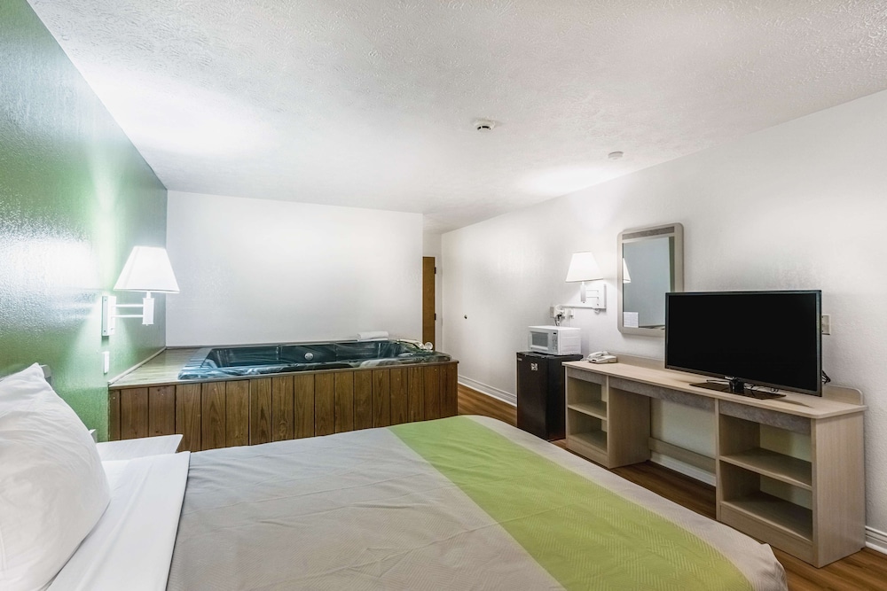 Red Roof Inn Greencastle South Cloverdale - photo 14