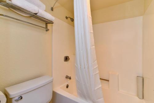 Hawthorn Suites by Wyndham Sacramento - photo 39