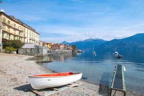 Mansarda in centro Menaggio con spiaggia privata e possibilità garage — 4-Star Luxury Hotel in Menaggio, Italy