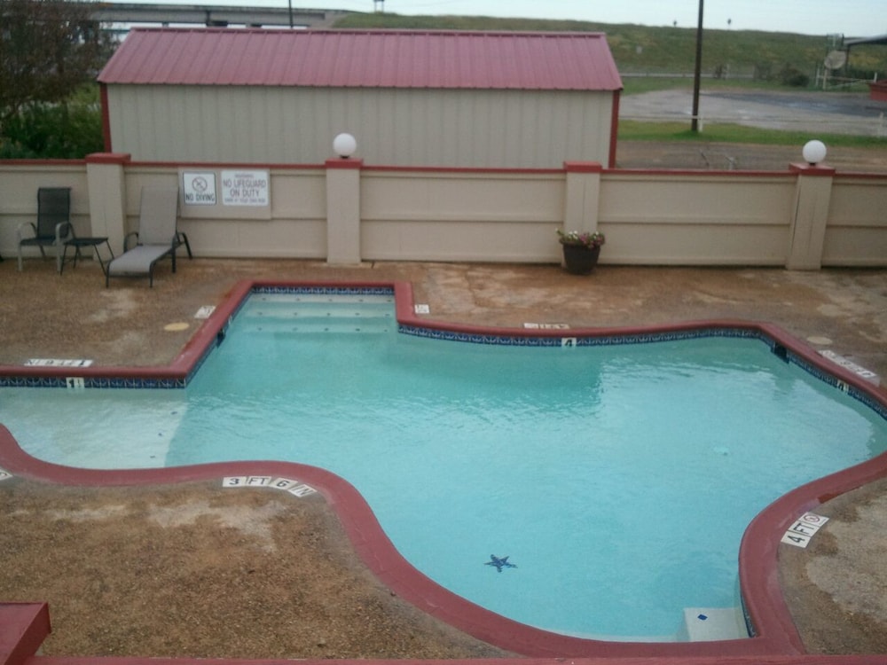 Royal Inn Pearsall - photo 15