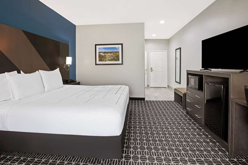 La Quinta Inn & Suites by Wyndham Sulphur Springs - photo 10