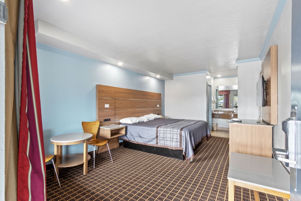 Regency Inn Near Boardwalk & Hurlburt Field - photo 16