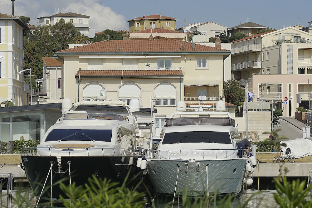 Residence Villa Livia — 4-Star Luxury Hotel in San Vincenzo, Italy