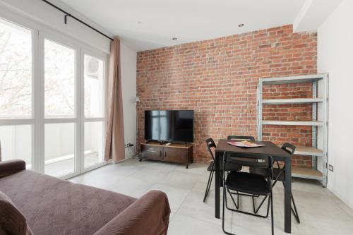 GuestHost M4 Argonne Design Apartment with Balconies — 4-Star Luxury Hotel in Milan, Italy
