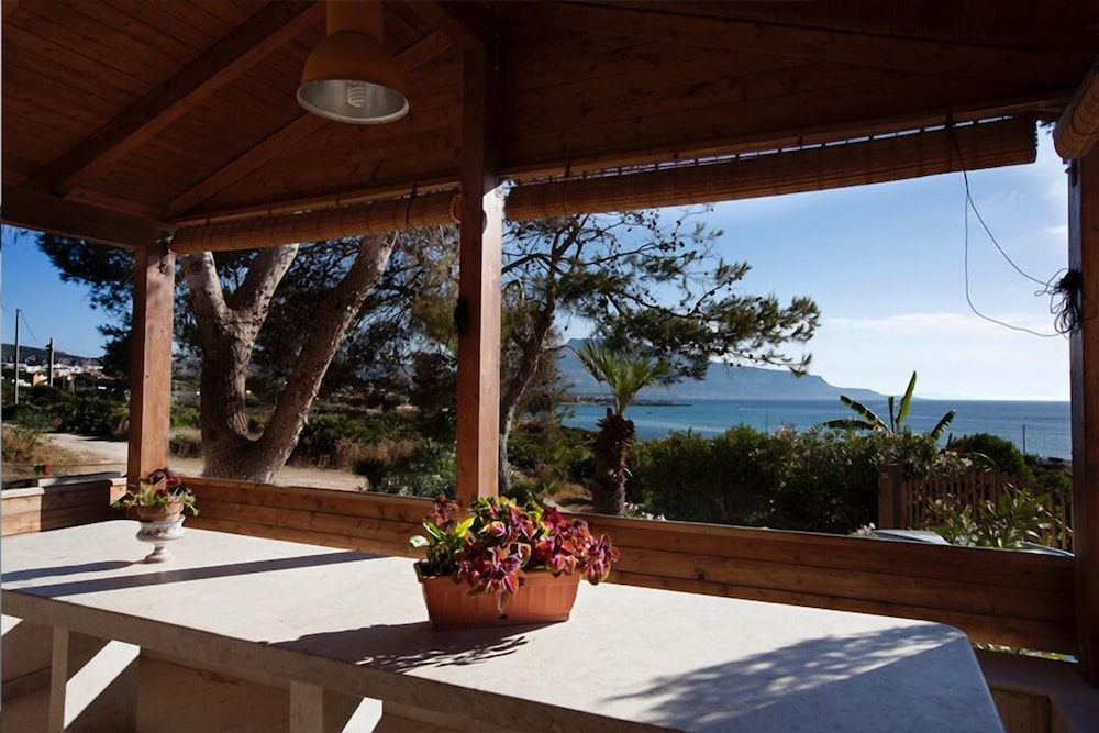 Casa Con le Verande Sul Mare — 4-Star Luxury Hotel in Custonaci, Italy