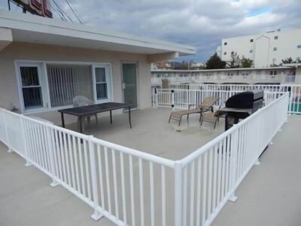 The Sifting Sands Motel - photo 40