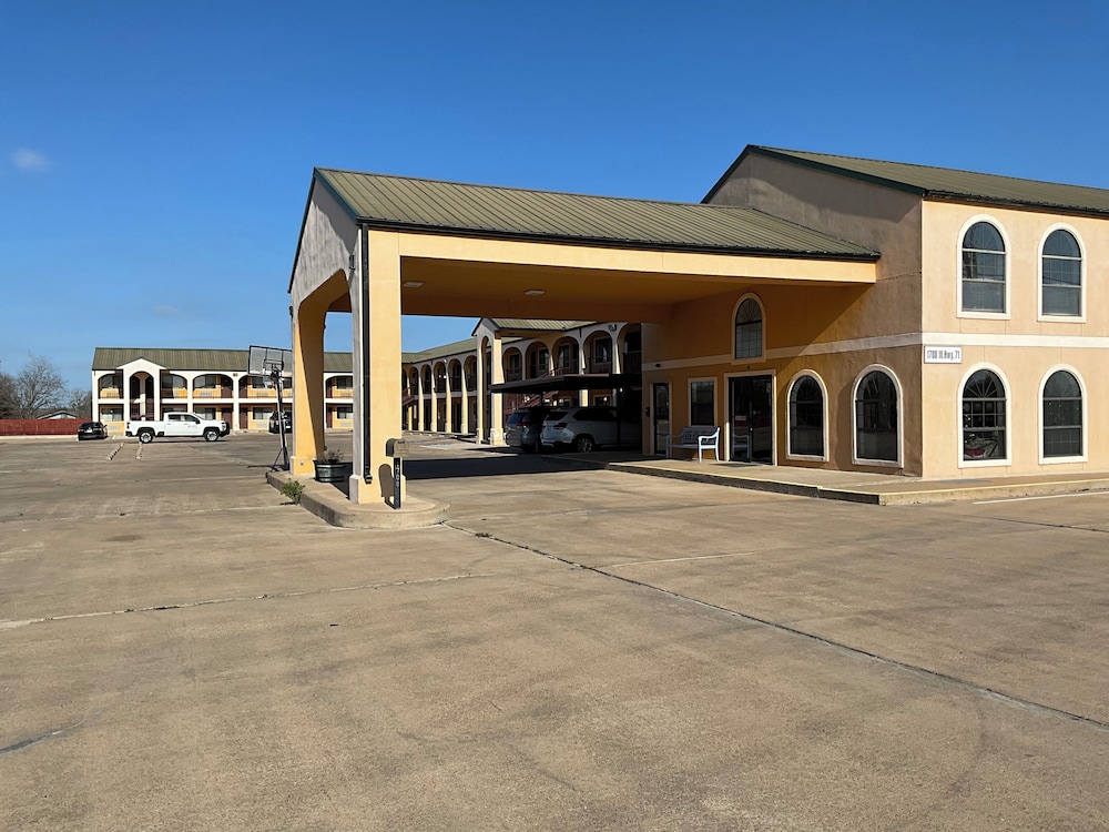 Executive Inn & Suites - photo 41