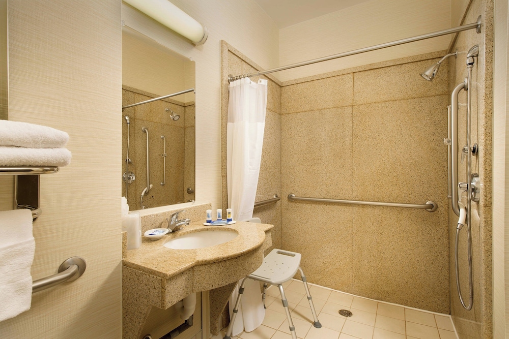 Fairfield Inn & Suites by Marriott Marshall - photo 13