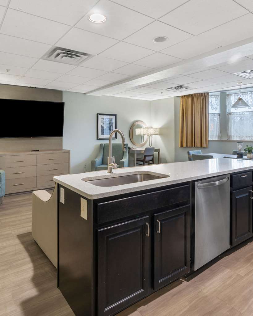 Cherry Tree Inn & Suites - photo 2
