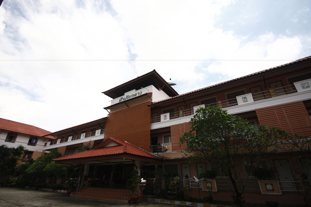 Fah Keang Dao Mansion - carbon neutral hotel in Prachin Buri