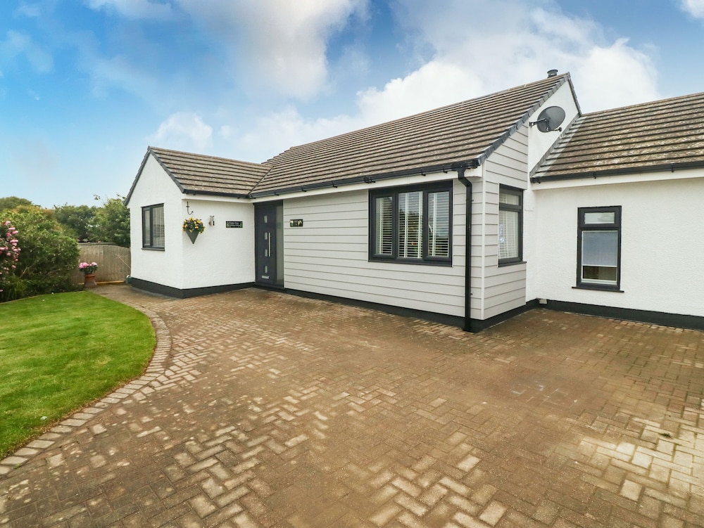 Bwthyn Eirlys Snowdrop Cottage — 4-Star Luxury Hotel in Cemaes Bay, United Kingdom