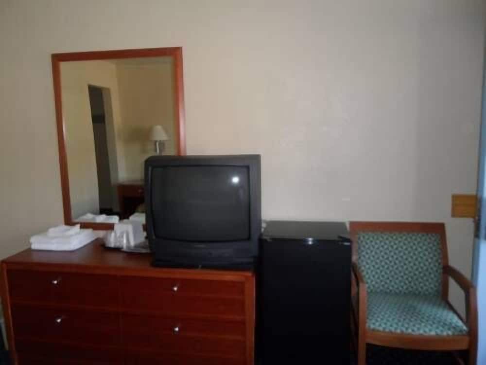 Bay Bridge Inn - photo 17