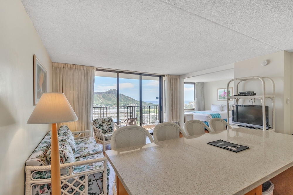 Tower 1 Suite 3011 QQP condo in Honolulu, United States
