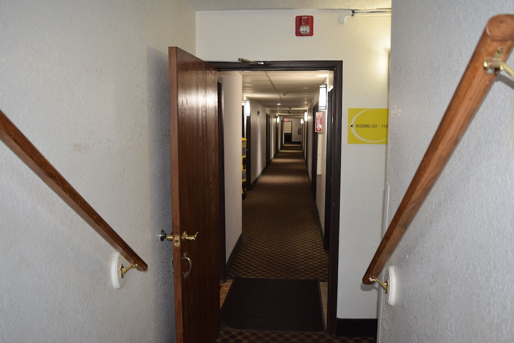 Super 8 by Wyndham Saginaw - photo 35