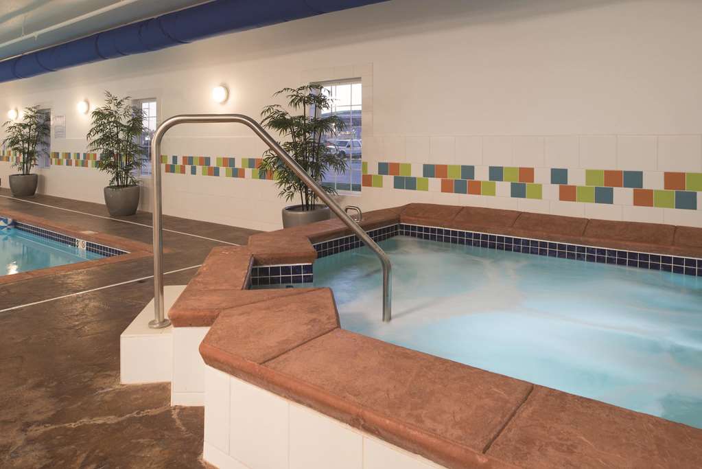 La Quinta Inn & Suites by Wyndham Grand Forks - photo 11