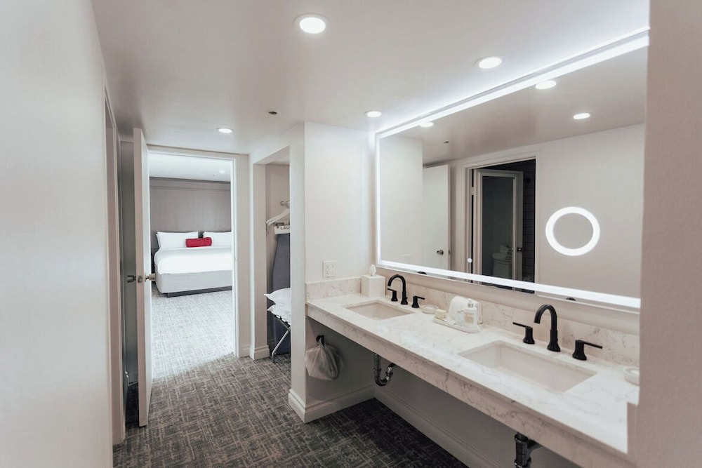 Vinland Hotel and Lounge - photo 44