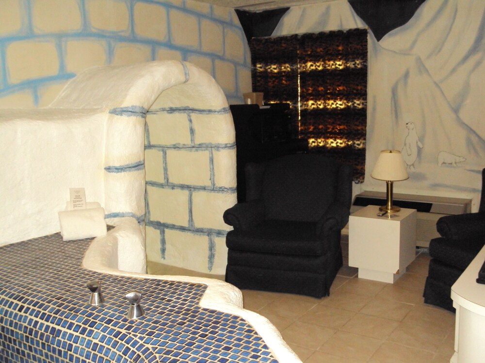 Red Carpet Inn And Fantasuite Hotel - photo 43