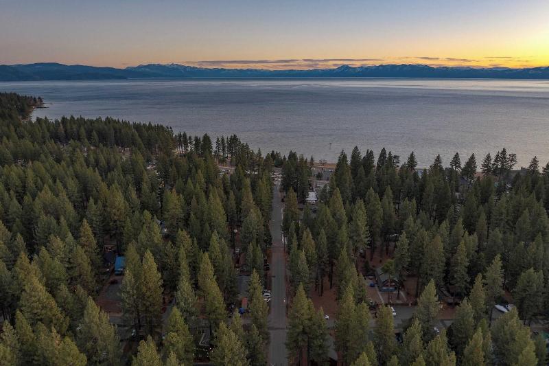 Lake Star by Avantstay Hot Tub Walk to Beach in Kings Beach, United States