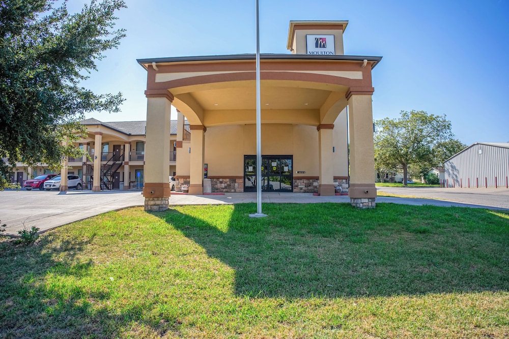 Moulton Inn & Suites By OYO Near Shiner TX - photo 38
