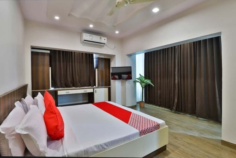 Hotel Centre Point — hotel in Mundra