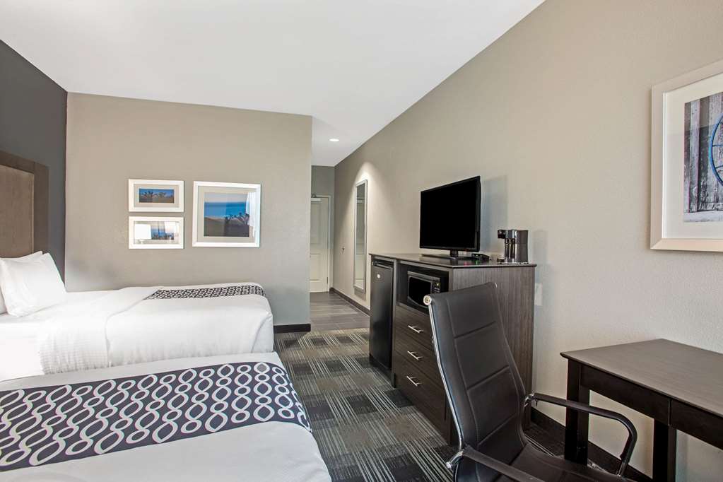 La Quinta Inn & Suites by Wyndham Victoria South - photo 22