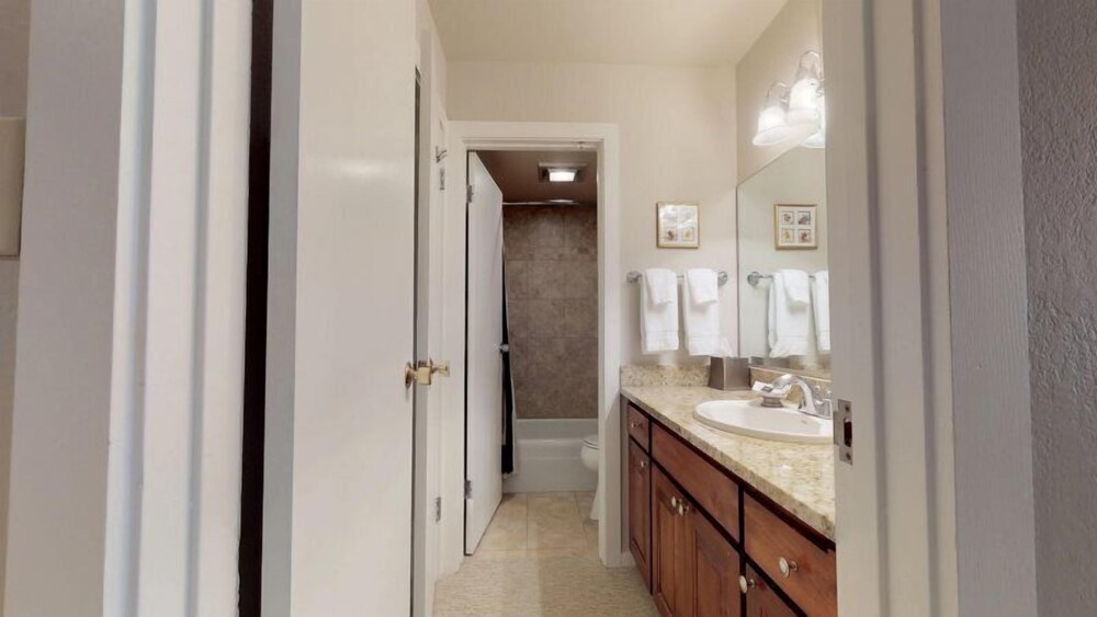2 Bedroom Boutique Resort Condo With Hot Tub Access and Within Walking Distance to the Eagle Bahn Gondola - photo 10
