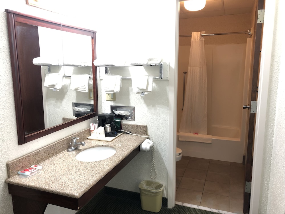 Econo Lodge Wisconsin Rapids - photo 13