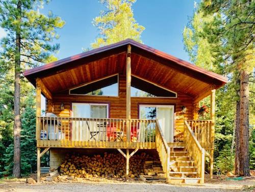 Adventure Awaits 3King Bed 2Bath Log Cabin in heart of Duck Creek Village — 4-Star Luxury Hotel in Panguitch, United States