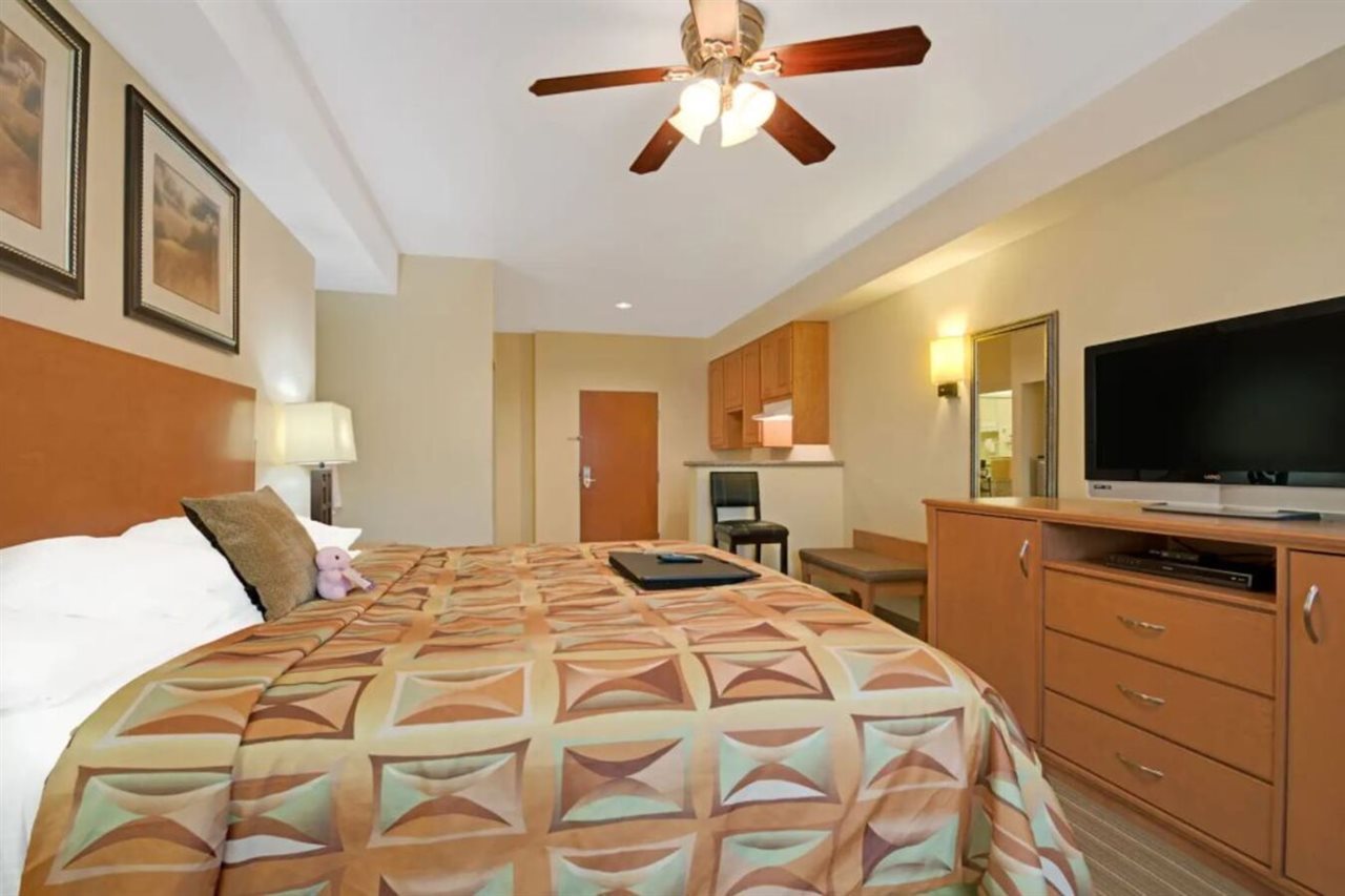 Super 8 By Wyndham Austin Airport North - photo 9