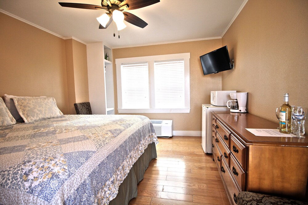 Peach Tree Inn & Suites - photo 17