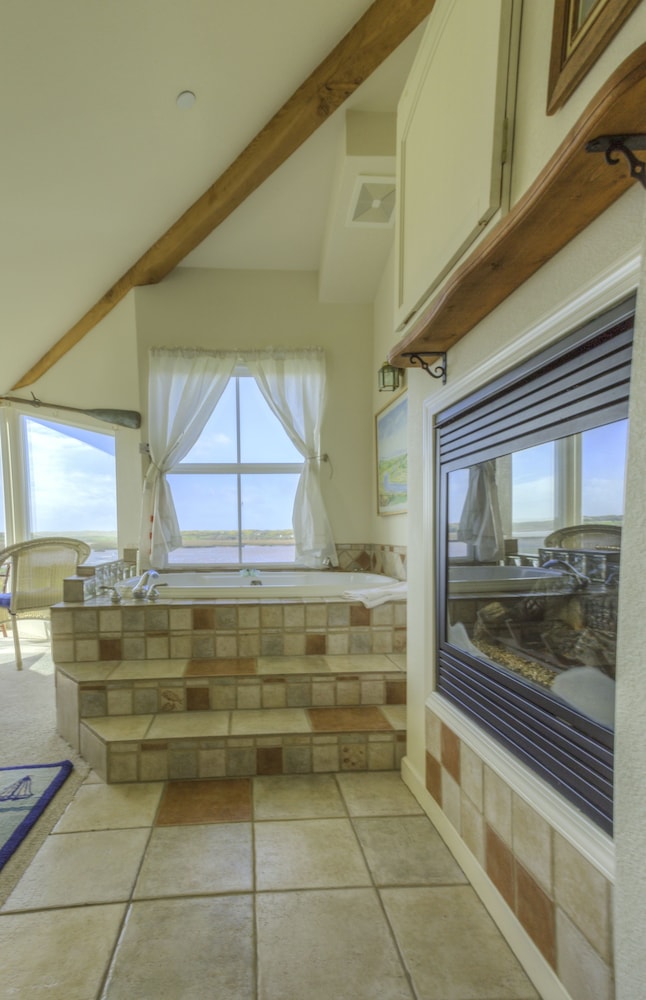 Captain's Inn at Moss Landing - photo 51