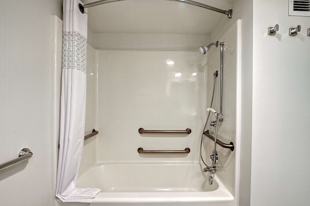 Hampton Inn & Suites Asheville Airport - photo 32