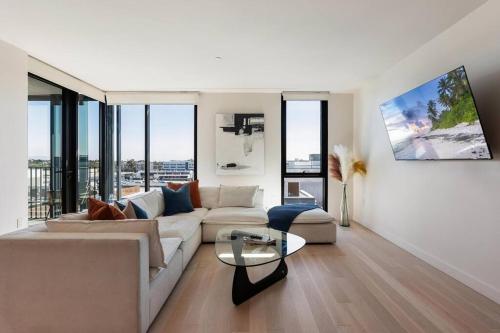 The Rose Quartz Rooftop Pool Gym Glamorous Santa Monica 2BR — 4-Star Luxury Hotel in Los Angeles, United States