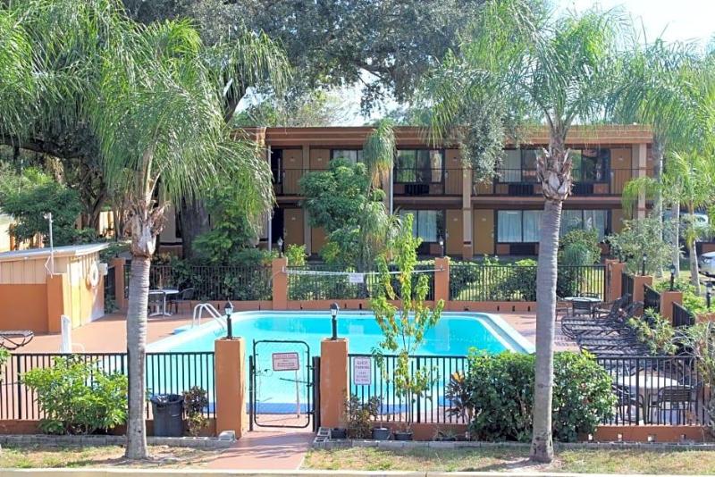 Days Inn North Tampa Near Busch Gardens - photo 4