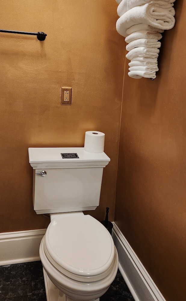 Oaklawn Inn Llc - photo 67