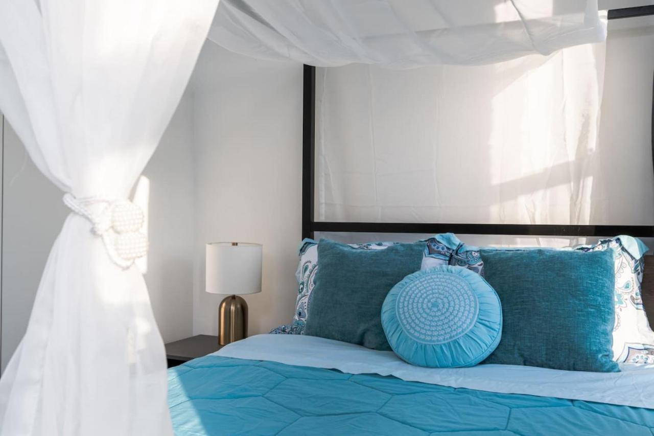 Sunny Modern Loft Montrose Beach Rooftop WFH Gym — 4-Star Luxury Hotel in Chicago, United States