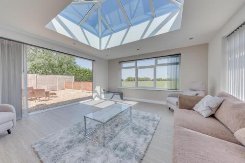 Luxury Isla Cottages Bourne Dog Friendly with Garden Parking Countryside Views Family Holidays & Easy Access to Town in Bourne, United Kingdom