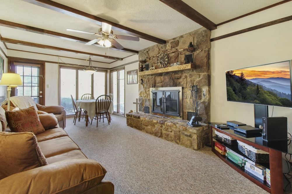 A Fairway View Wifi Pool Access Pet Friendly — 4-Star Luxury Hotel in Gatlinburg, United States