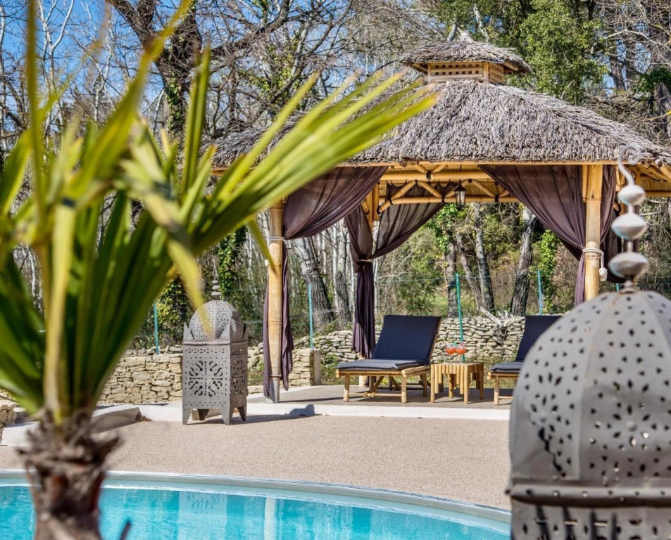 El Sama In — 4-Star Luxury Hotel in L'isle-Sur-La-Sorgue, France