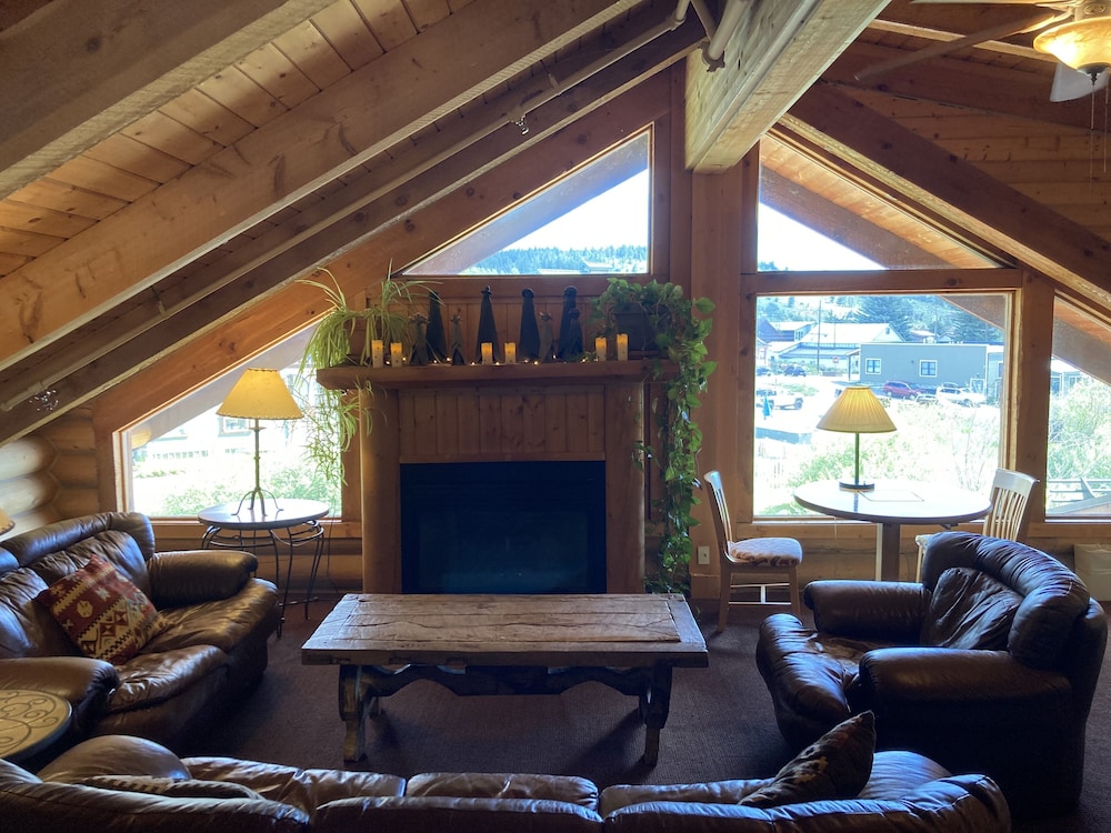 The Boulder Creek Lodge - photo 2