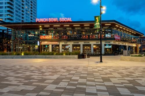 Deer District Studio Apt One Block from Fiserv & Baird — 4-Star Luxury Hotel in Milwaukee, United States