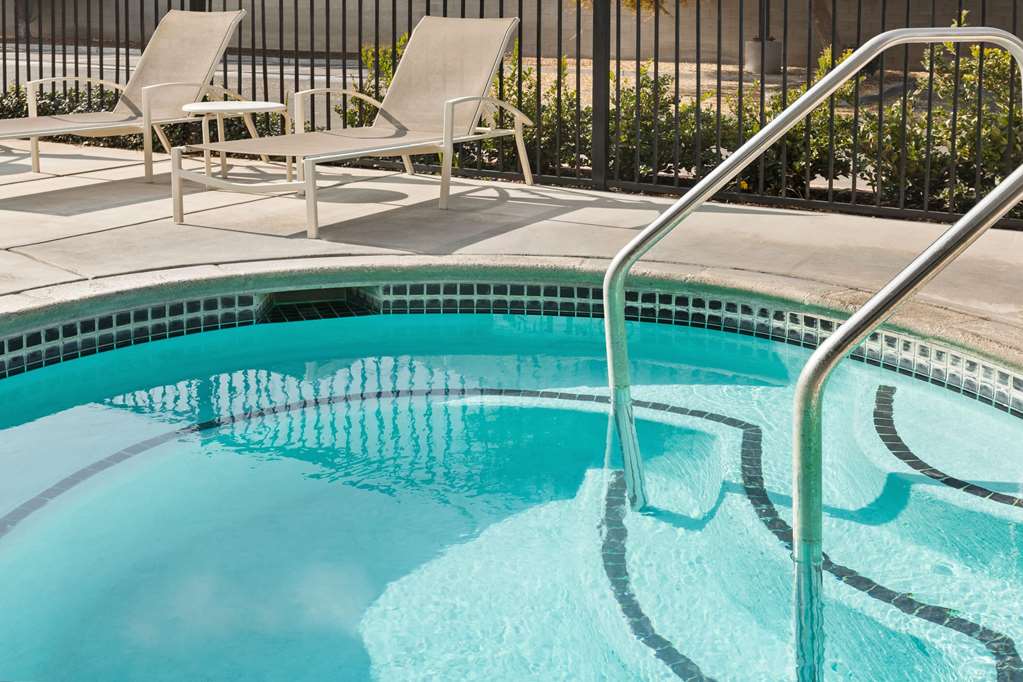 La Quinta Inn & Suites by Wyndham Fresno Northwest - photo 13
