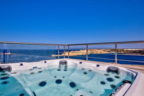 Valletta Luxury 4 Bedroom Duplex with Stunning Sea Views Private Terrace and Jacuzzi — 4-Star Luxury Hotel in Valletta, Malta