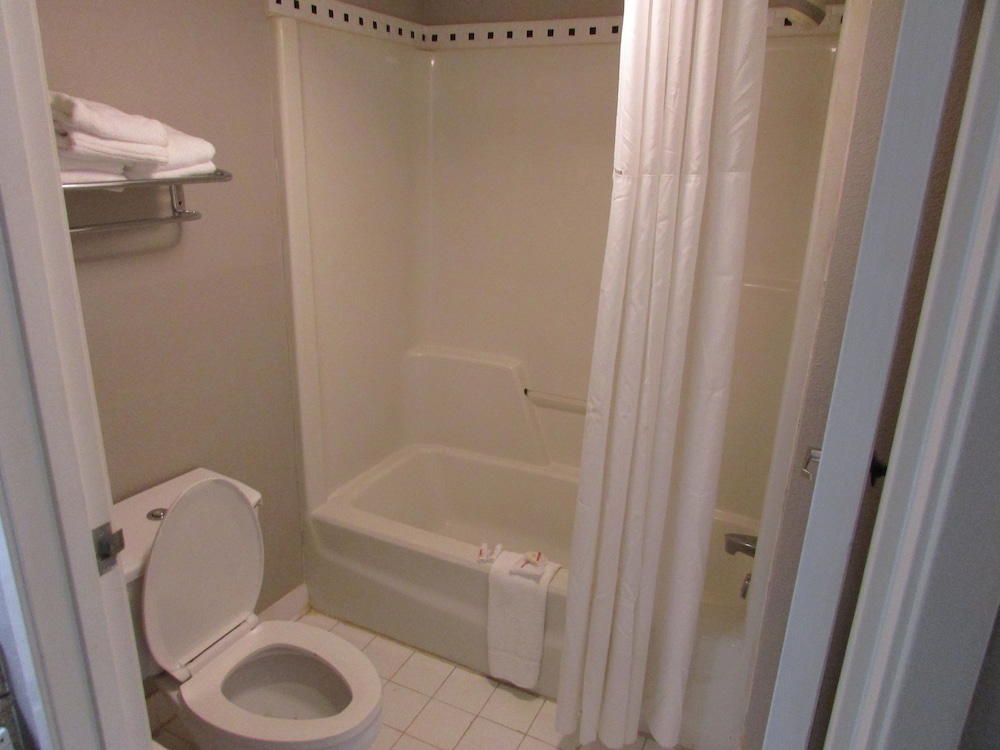 Days Inn & Suites by Wyndham Fort Valley - photo 11