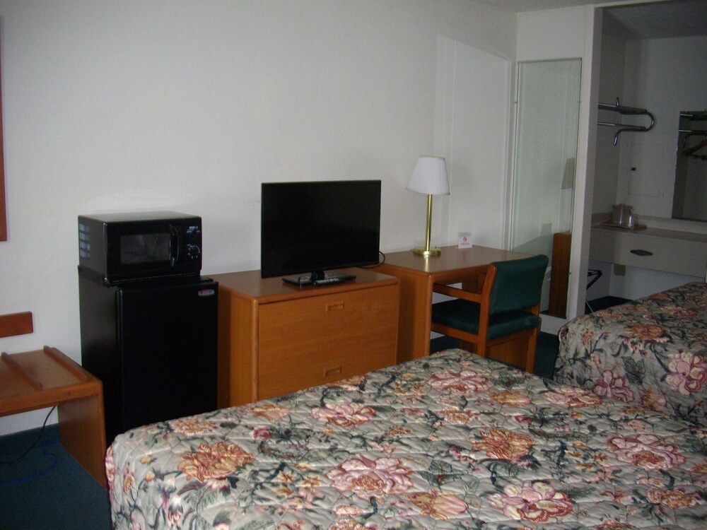 Macomb Inn - photo 13