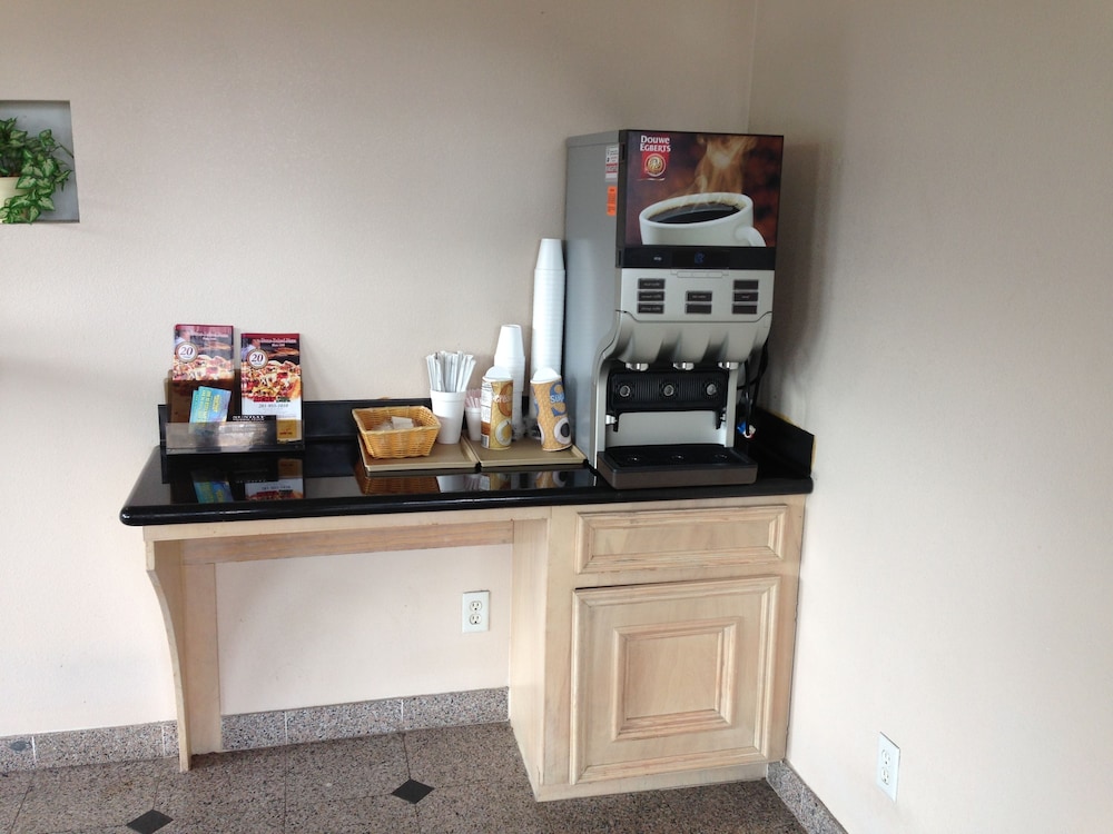 Camelot Inn & Suites Highway 290 NW Freeway - photo 26
