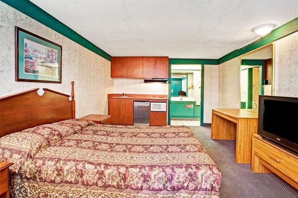 Monroe Knights Inn - photo 5