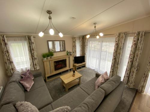 C04 Beechwood Lodge with Hot Tub — 4-Star Luxury Hotel in Bethesda, United Kingdom